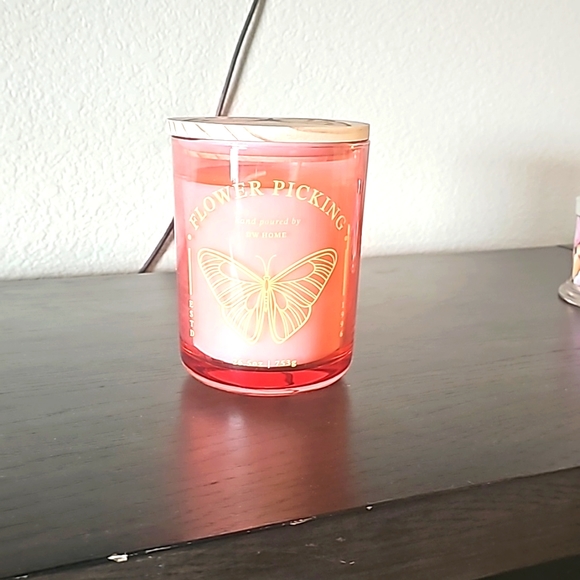 Butterfly Flower Candle 26.50 oz 753 g - Picture 1 of 7